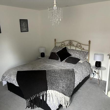 2 Bed-Sleeps 4-Sea View-Pet Friendly-Parking Leilighet Llanelli Eksteriør bilde